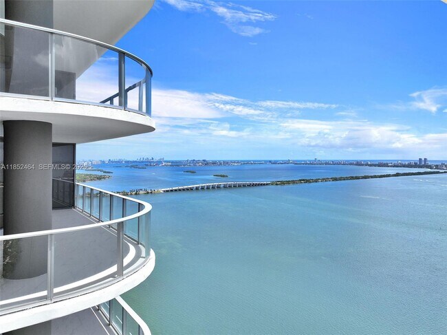 Foto del edificio - 700 NE 24th St