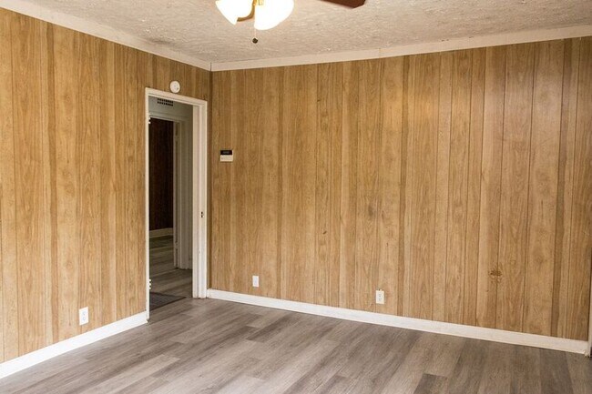 Building Photo - 757 E Henderson Dr