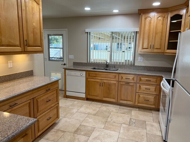 Foto del edificio - Leisure Village Home near the Rec Center now available