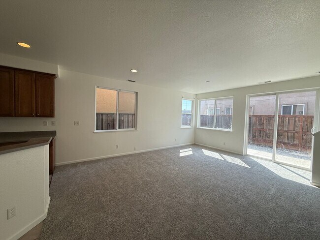 Foto del edificio - 2-story 4bed 2.5bath home available in Nor...