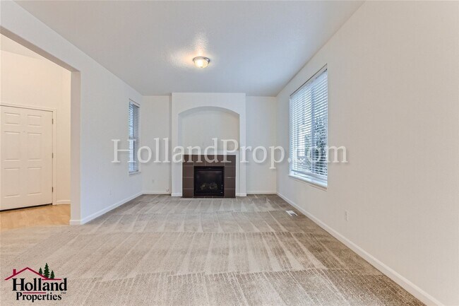 Foto del edificio - Beautiful Two-Level Hillsboro Home in Wond...