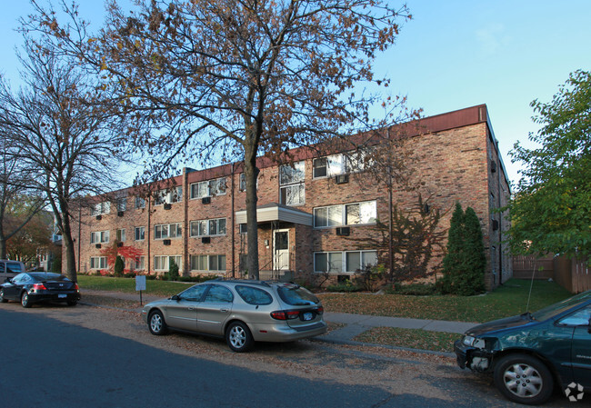 Foto del edificio - Corcoran Park Apartments