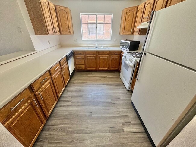 Building Photo - BEAUTIFULLY UPGRADED CONDO - SPACIOUS 2 BE...