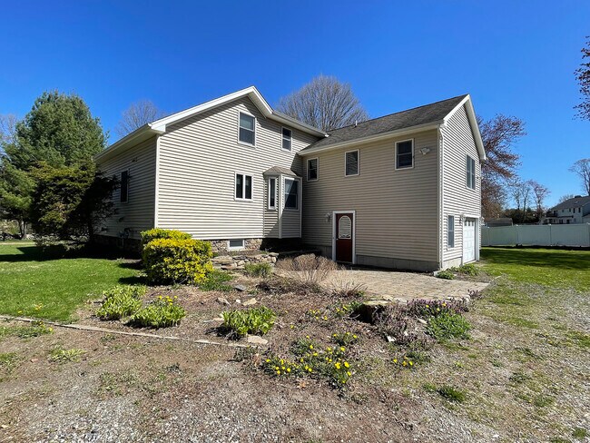 Foto del edificio - 290 Walnut Tree Hill Rd