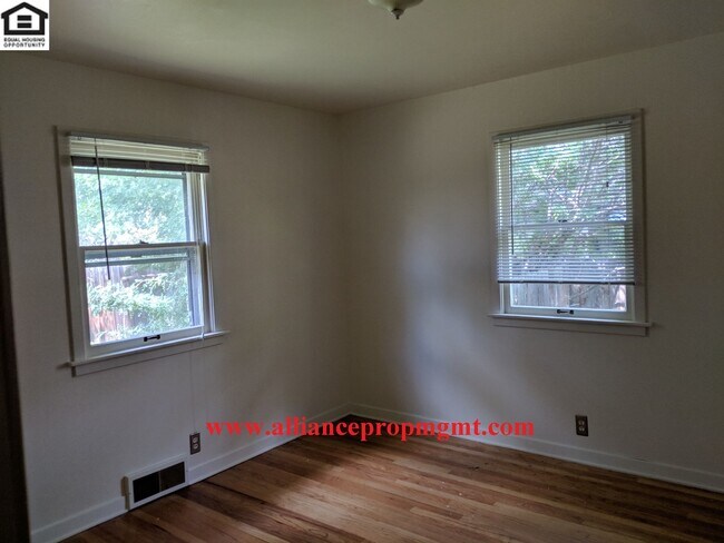 Building Photo - 411S14