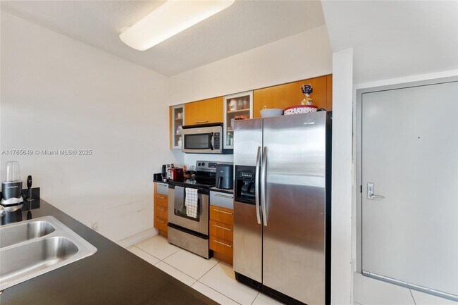 Building Photo - 1750 N Bayshore Dr