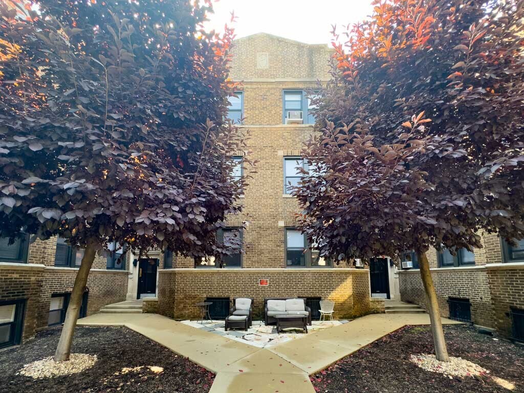 Primary Photo - 635 W Cornelia Ave