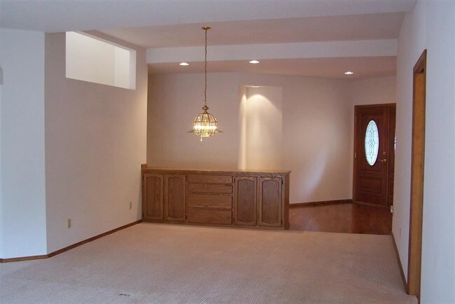 Building Photo - 60713 Willow Creek Loop