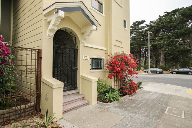 Foto del edificio - Beautiful 2 Bed, 1 Bath Modernized Edwardi...