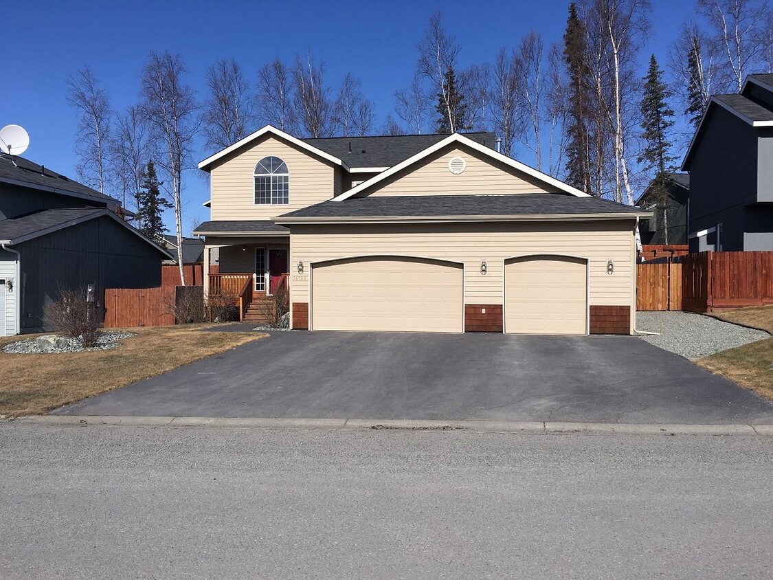 Foto principal - Beautiful 4 Bedroom Eagle River Home!