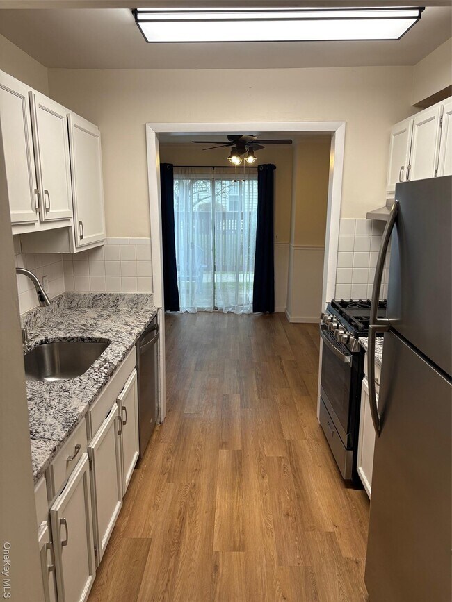 Foto del edificio - 1418 Whispering Hills Dr