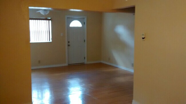Building Photo - Three bedroom two bathroom in Auburndale