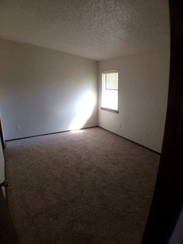 Building Photo - 3 Bed, 2 bath, 2 car garage home - Noble, OK