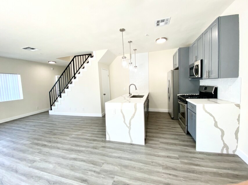Foto principal - 6941 Hazeltine Ave