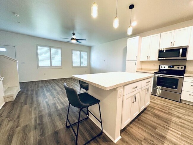 Building Photo - 3 Bedroom, 2.5 Bathroom with 1 Enclosed Pa...