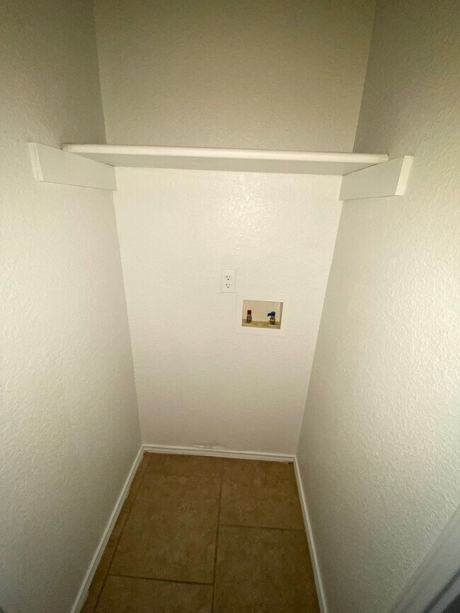 Foto del edificio - 2805 Lucille Dr