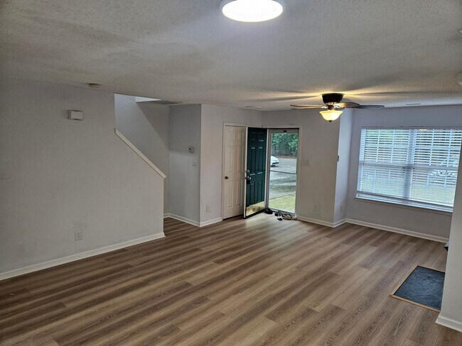 Foto del edificio - Stylish End Unit 3br 2.5ba TH in Cary! Ava...