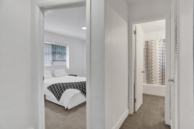 Building Photo - 914 3rd St