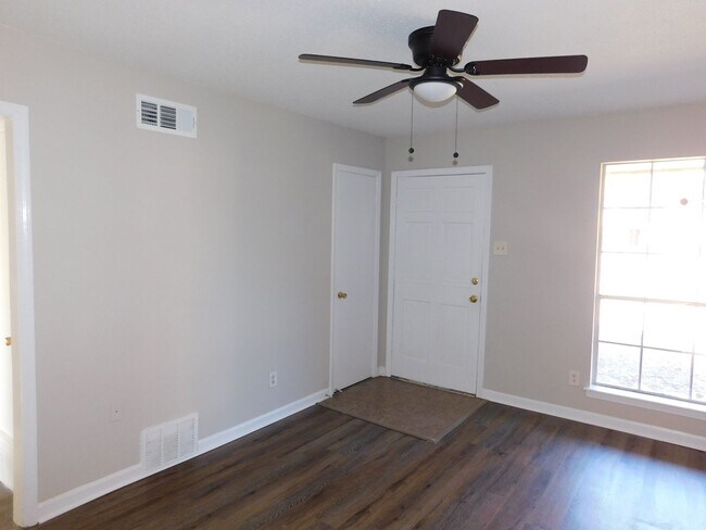 Building Photo - 2775 Normandy Dr