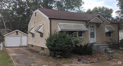 Building Photo - 1906 Bainbridge Dr