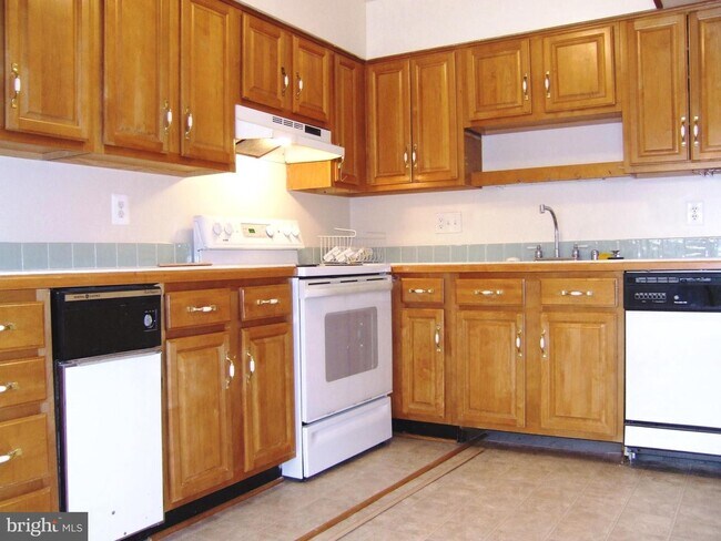 Building Photo - 3830 Miramonte Pl