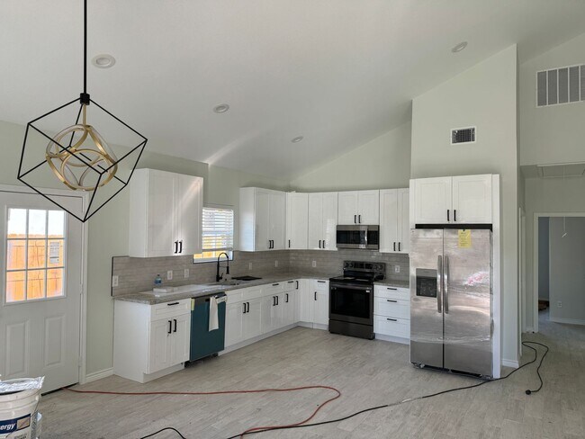 Foto del edificio - ONE STORY | 3 BEDROOM | 2 BATH | NEW BUILT...