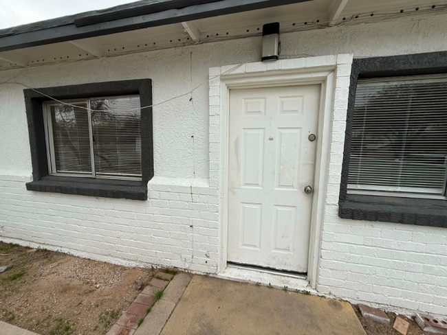 Foto del edificio - 460 E Delano St