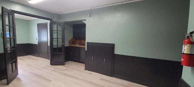 Foto del edificio - 7600 Pines Rd