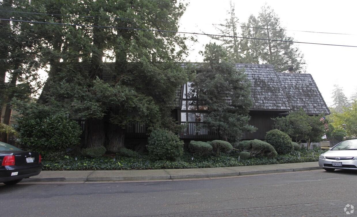 Building Photo - 3639 Walnut St