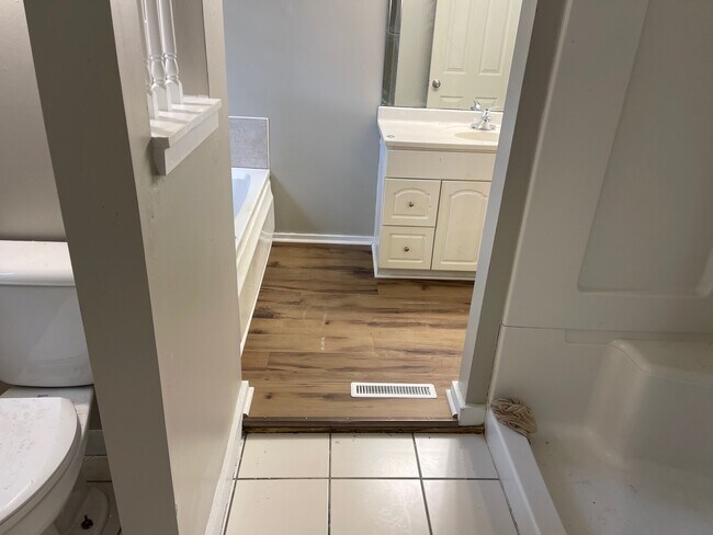 Building Photo - 406 E Halstead Ave