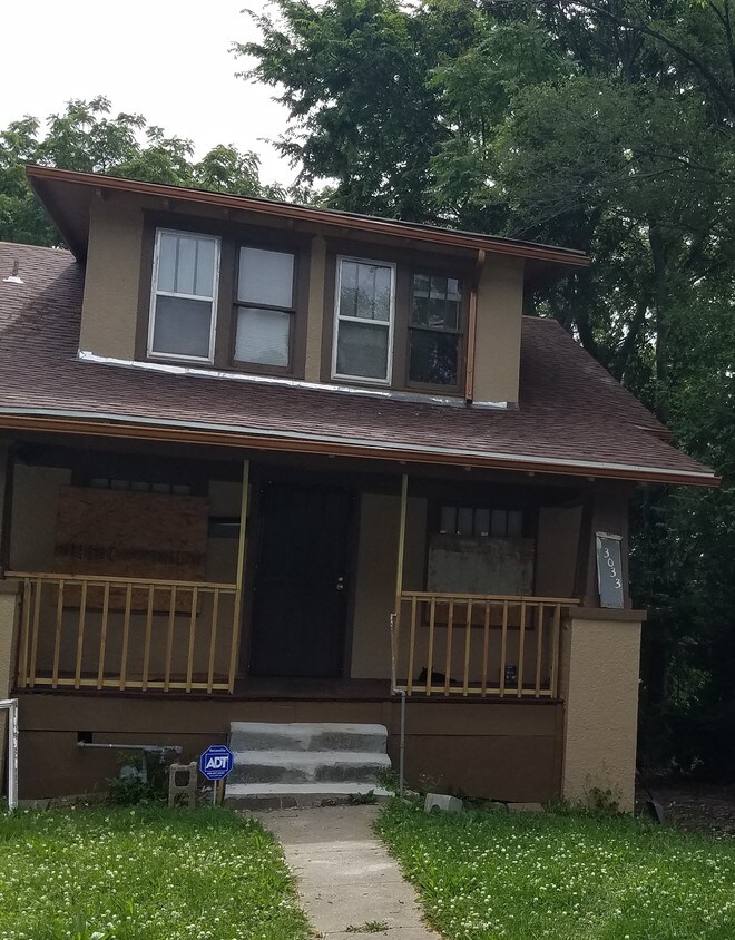 Primary Photo - 3033 Elmwood Ave