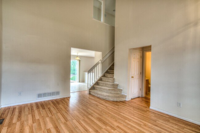 Building Photo - Big home in Monument