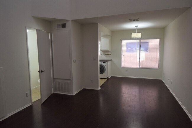 Foto del edificio - 5328 Riverton Ave