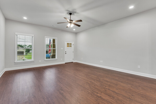 Building Photo - 142 Gardencove Cir