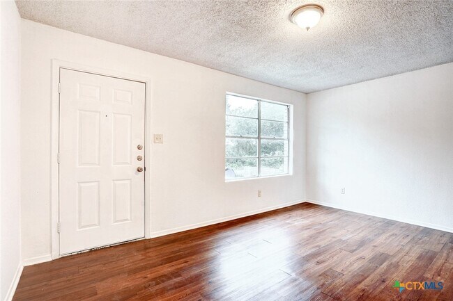 Foto del edificio - 746 Old Martindale Rd