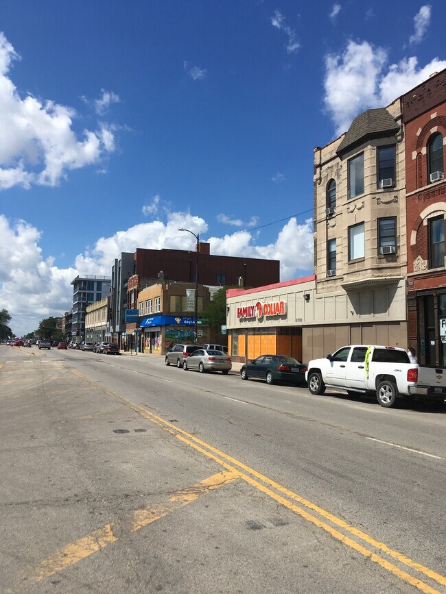 Building Photo - 2714 W North Ave