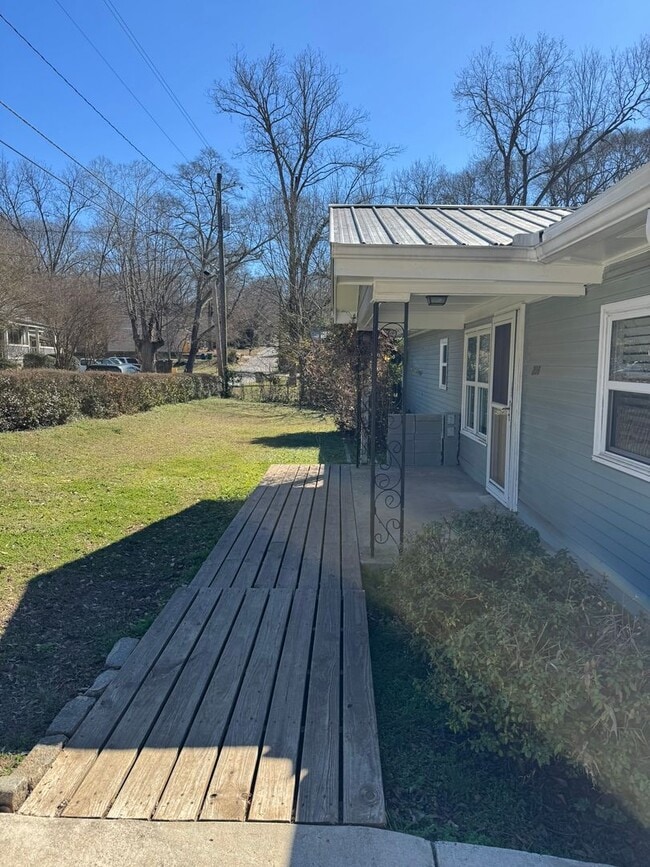 Building Photo - Arch Street Gem!