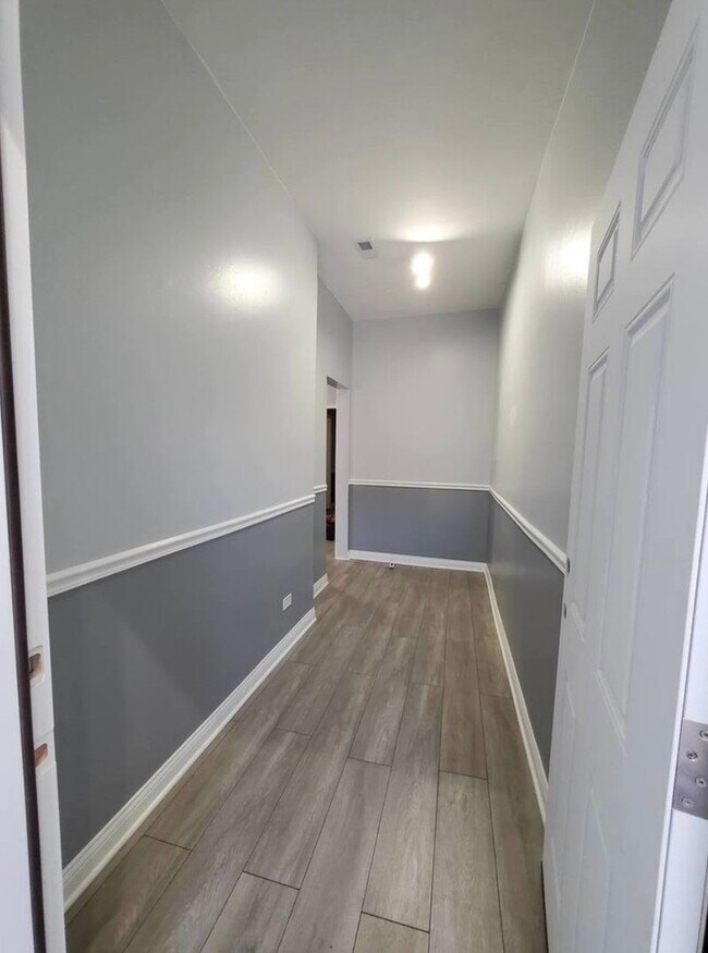 Building Photo - 943 W 59th St