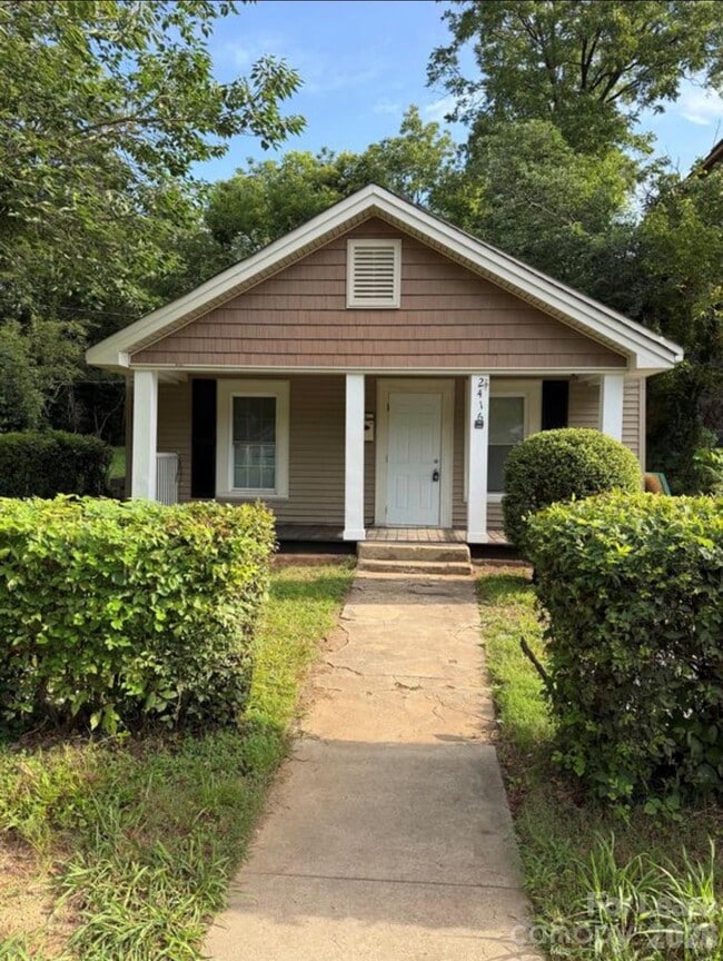 Building Photo - 2416 Dundeen St