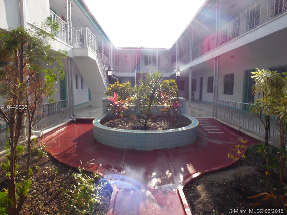 Foto principal - 7300 Byron Ave