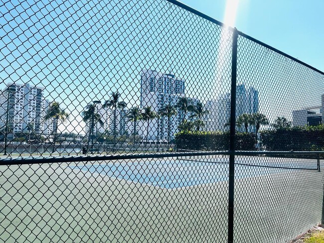 Foto del edificio - 1000 Parkview Dr