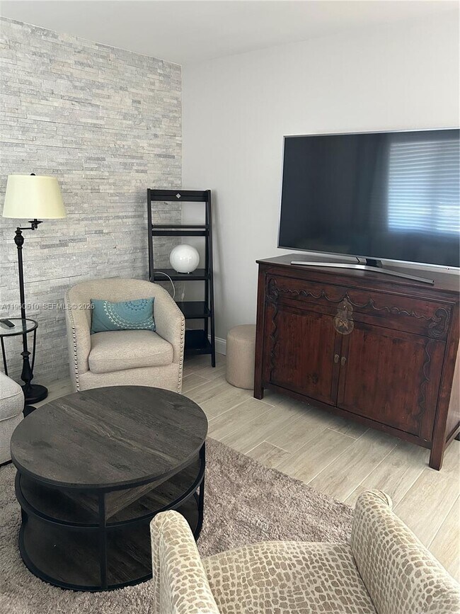 Foto del edificio - 5555 Ludlam Rd