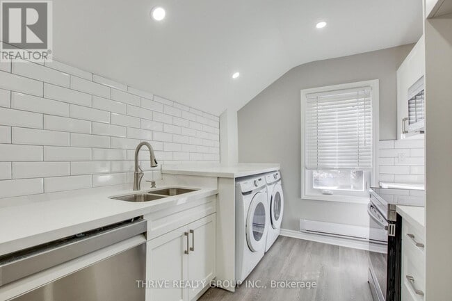 Building Photo - 140 Wellington St