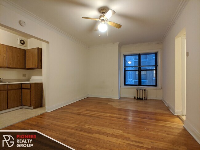 Building Photo - 522 W Briar Pl