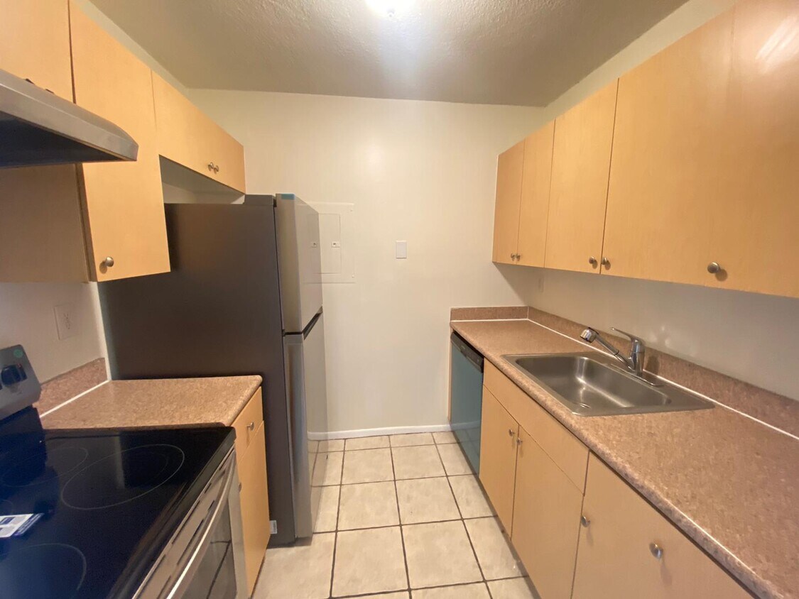 Foto principal - 1068 N Benoist Farms Rd