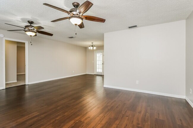 Building Photo - 408 Coleman Dr
