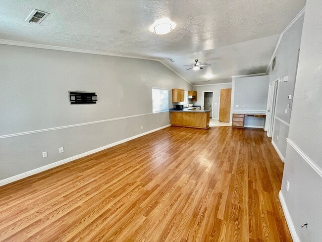 Building Photo - Conveniently Located Two-Bedroom Townhome