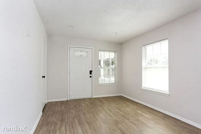 Foto del edificio - 3 br, 1 bath House - 215 Crittendon Ave