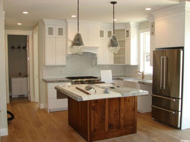 Foto del edificio - Upmarket Townhouse in Sought After Holladay City
