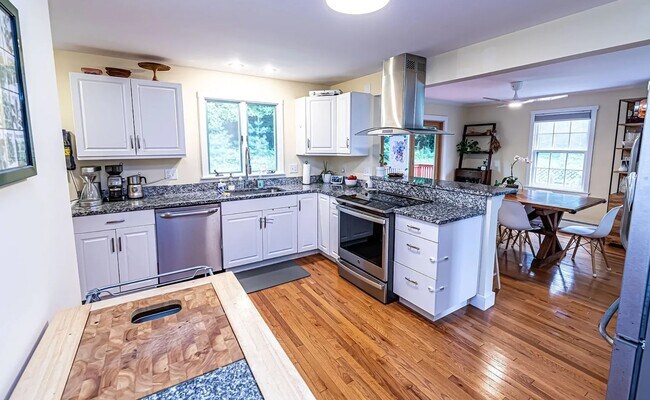 Building Photo - 32 Westview Ln